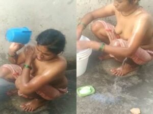 Desi Bhabhi topless bath