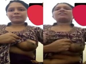 girlfriend showing boob live on video call viral
