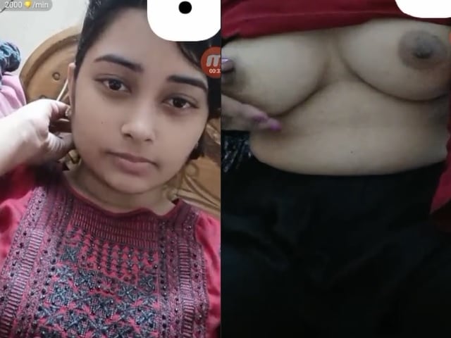 beautiful Chamet cam girl nude round boobs