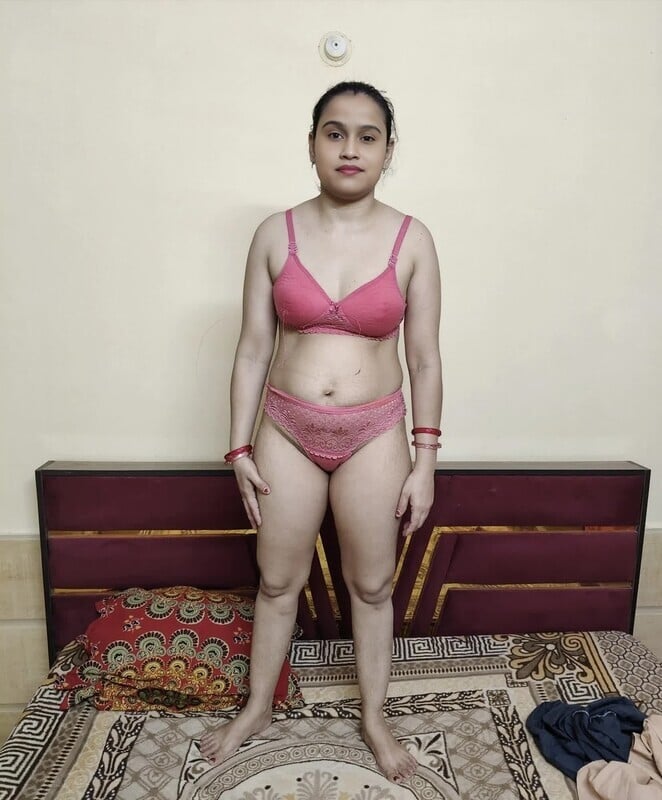 Indian petite bhabhi in pink inner wear goes