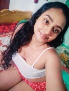 Srilankan girlfriend boobs showing topless