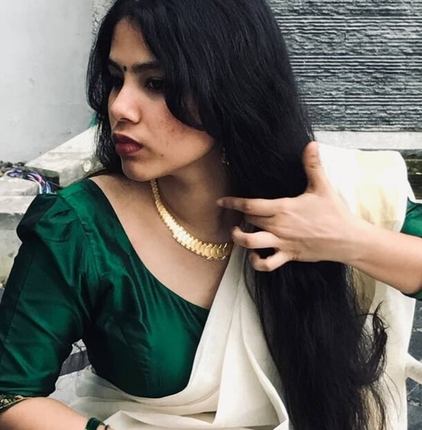 gorgeous mallu girlfriend boobs showing to