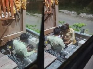 roadside romance and sex caught by employee viral