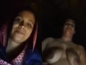 Pakistani unsatisfied aunty strips and shows nude