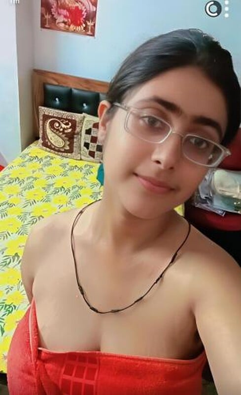 busty bhabhi in glasses shows full nude body