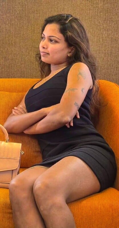 Srilankan influencer boob showing in hotel room