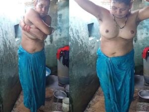 mature aunty topless bathing caught on