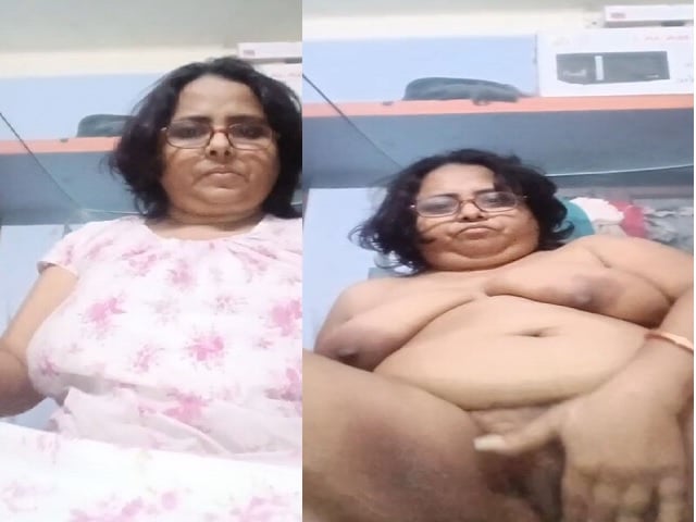 mature MILF dildoing pussy using chapati